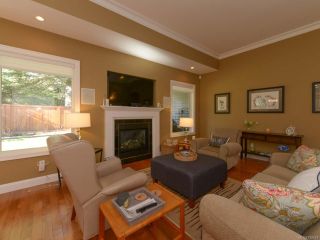 Photo 2: 309 FORESTER Avenue in COMOX: CV Comox (Town of) House for sale (Comox Valley)  : MLS®# 752431