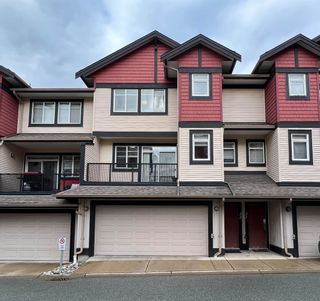 Photo 2: 32 7168 179 Street in Surrey: Cloverdale BC Townhouse for sale in "Ovation" (Cloverdale)  : MLS®# R2754436