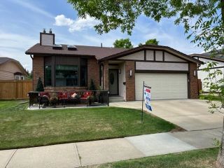 Photo 1: 27 PINEVIEW Drive: St. Albert House for sale : MLS®# E4339467