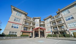 Photo 1: 209 2515 PARK Drive in Abbotsford: Abbotsford East Condo for sale in "VIVA" : MLS®# R2354202