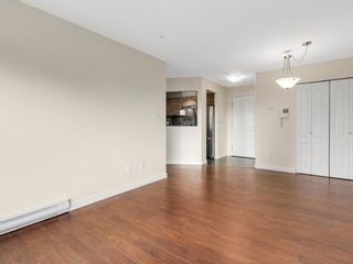 Photo 6: 402 111 W 5TH Street in North Vancouver: Lower Lonsdale Condo for sale in "CARMEL PLACE II" : MLS®# R2144566