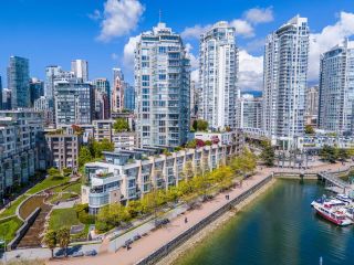 Photo 1: 321 1228 MARINASIDE Crescent in Vancouver: Yaletown Townhouse for sale in "Crestmark 2" (Vancouver West)  : MLS®# R2879908