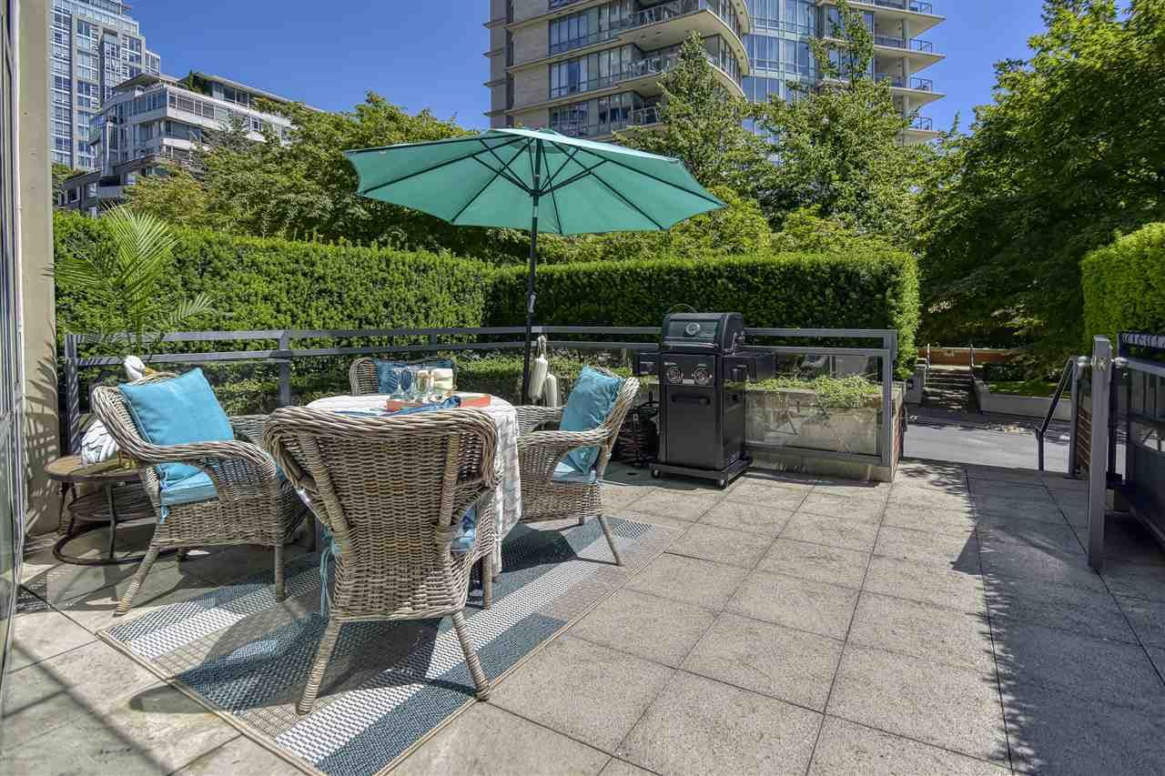 Photo 3: Photos: 105 1383 MARINASIDE Crescent in Vancouver: Yaletown Townhouse for sale in "COLUMBUS" (Vancouver West)  : MLS®# R2478306