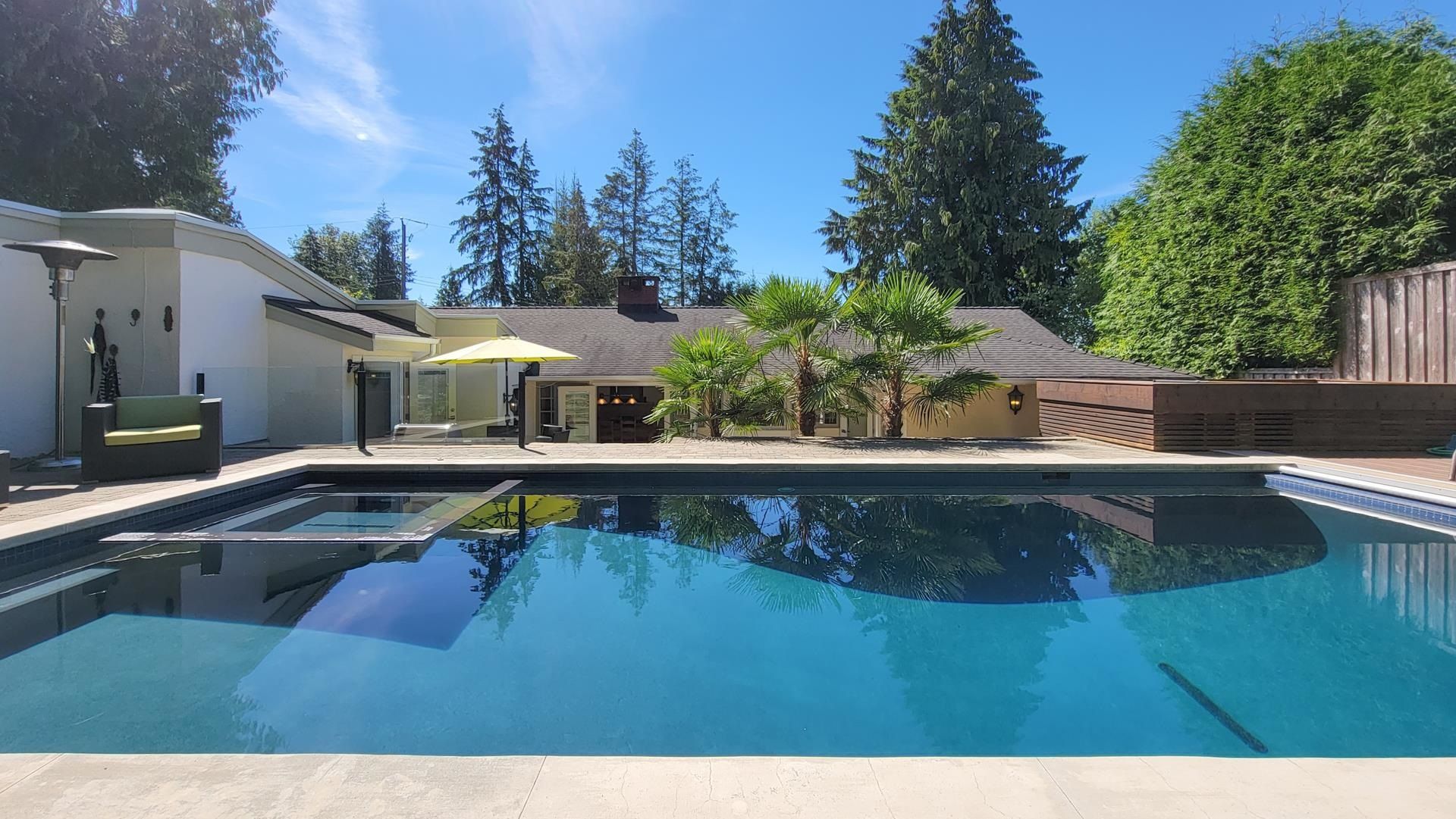 Main Photo: 4015 BAYRIDGE Avenue in West Vancouver: Bayridge House for sale : MLS®# R2716659