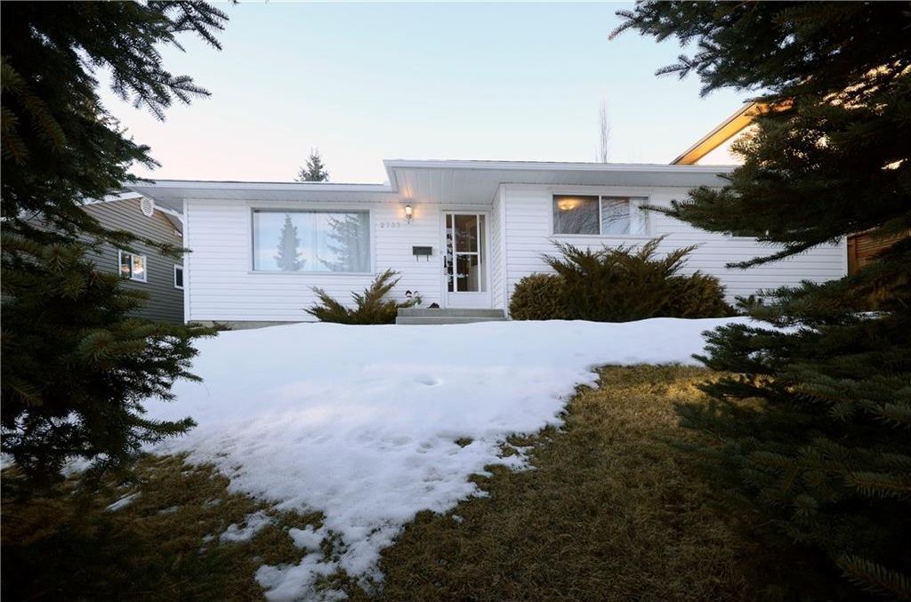 Main Photo: 2732 CANNON Road NW in Calgary: Charleswood House for sale : MLS®# C4162729