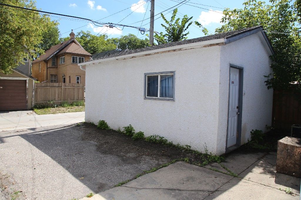 Photo 15: Photos: 629 Sherburn Street in Winnipeg: West End Single Family Detached for sale (West Winnipeg)  : MLS®# 1422461