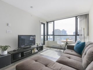 Photo 3: 2306 977 MAINLAND Street in Vancouver: Yaletown Condo for sale in "YALETOWN PARK 3" (Vancouver West)  : MLS®# R2367819