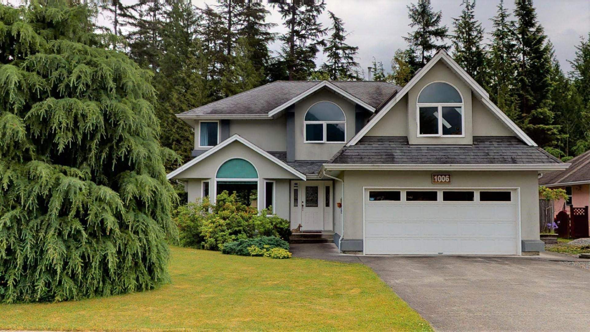 Main Photo: 1006 REGENCY Place in Squamish: Garibaldi Estates House for sale : MLS®# R2595112