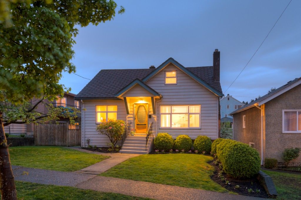 Photo 1: Photos: 521 KELLY Street in New Westminster: Sapperton House for sale in "SAPPERTON" : MLS®# R2057390