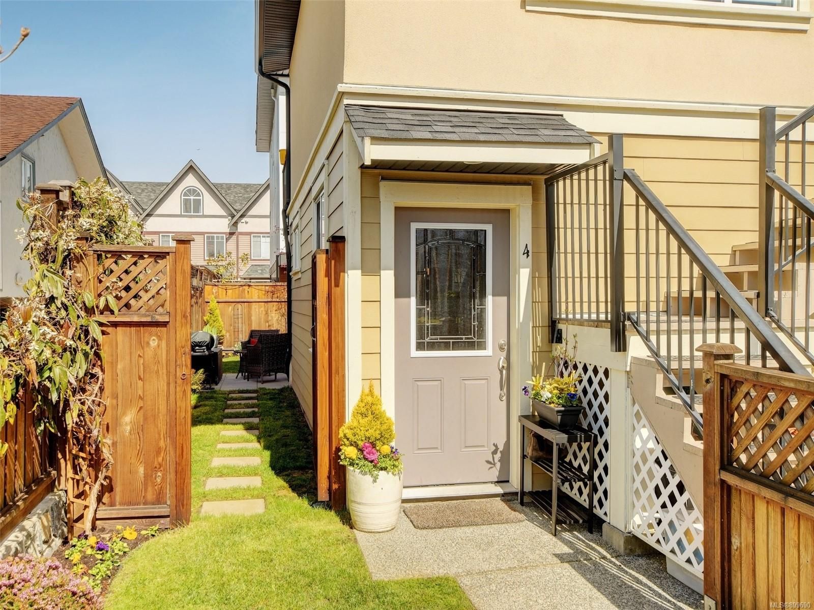 Main Photo: 4 1680 Ryan St in Victoria: Vi Oaklands Row/Townhouse for sale : MLS®# 899690