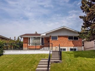 Photo 1: 2744 48 Avenue NW in Calgary: Charleswood Detached for sale : MLS®# A2119689