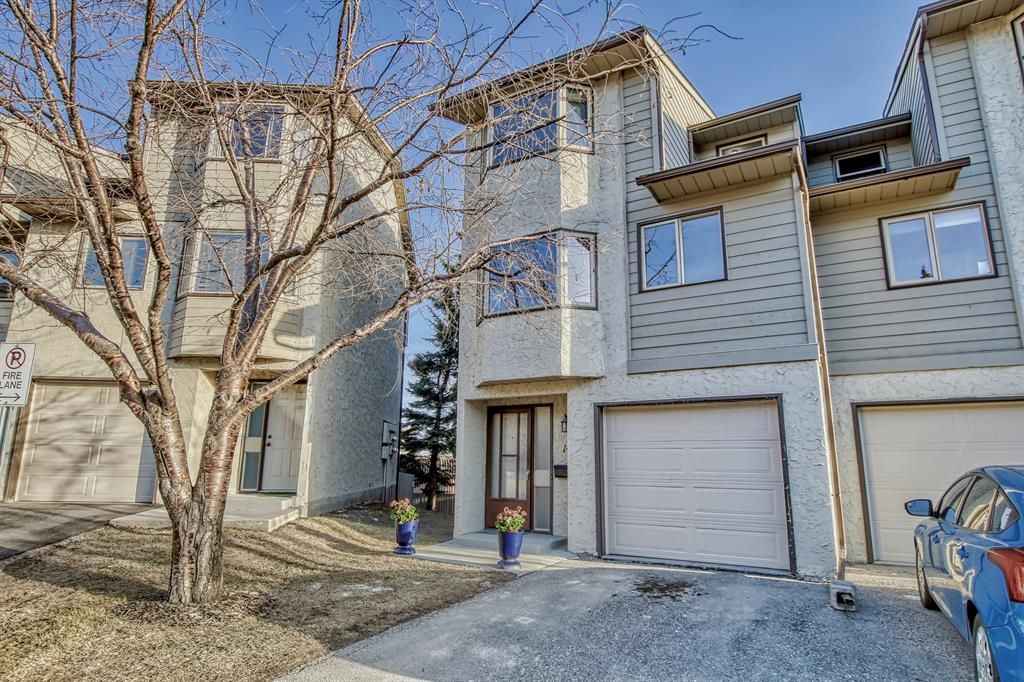 Main Photo: 148 Glamis Terrace SW in Calgary: Glamorgan Row/Townhouse for sale : MLS®# A2044336