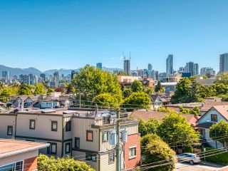Photo 1: 318 2025 W 2ND Avenue in Vancouver: Kitsilano Condo for sale in "THE SEABREEZE" (Vancouver West)  : MLS®# R2785370