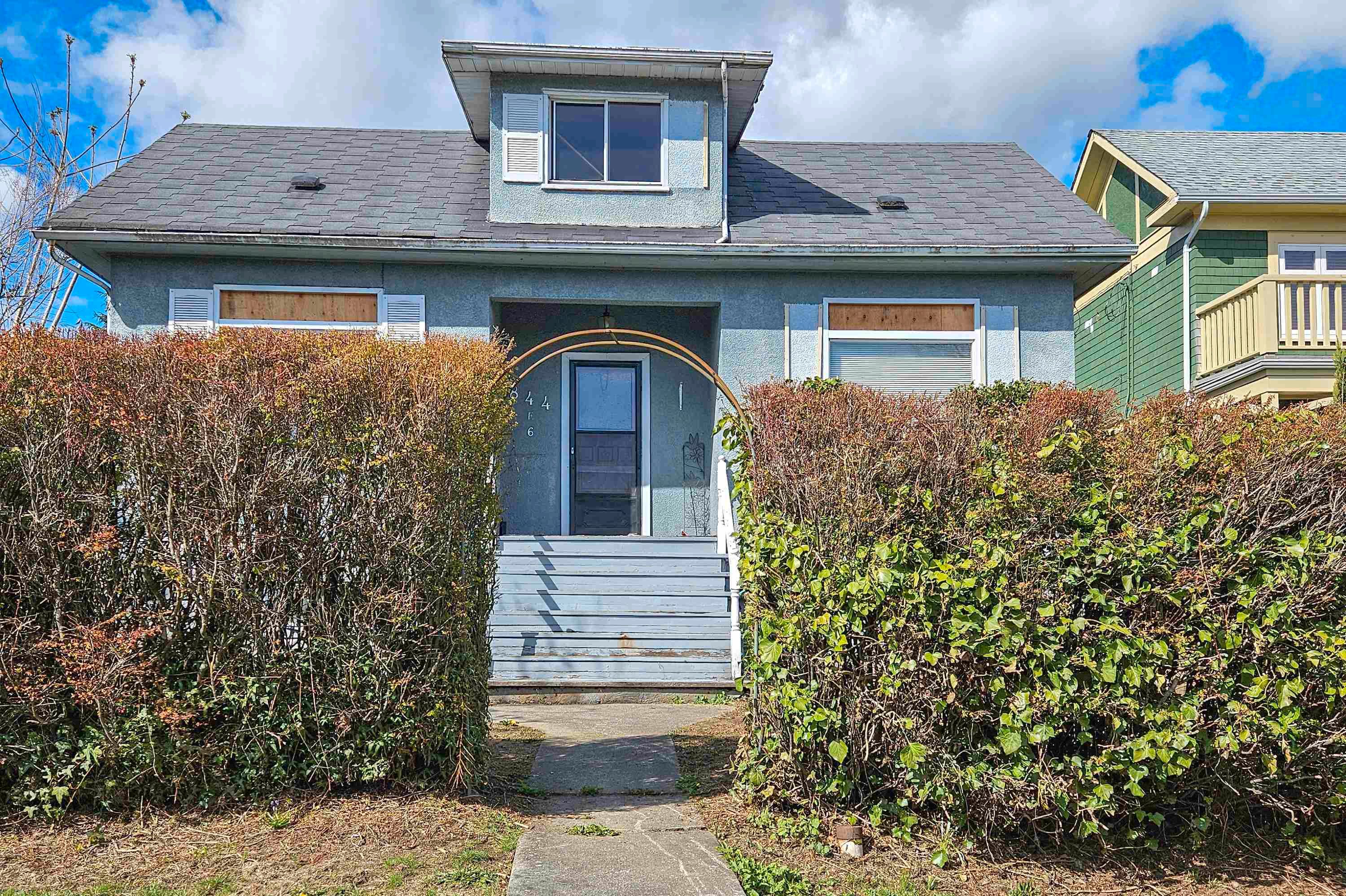 Main Photo: 844 E 6TH Street in North Vancouver: Queensbury House for sale : MLS®# R2870057