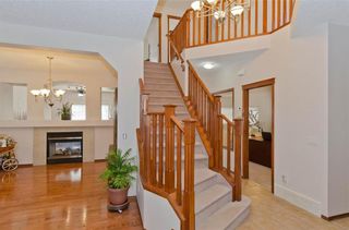 Photo 5: 70 Cresthaven Way SW in Calgary: Crestmont Detached for sale : MLS®# C4285935