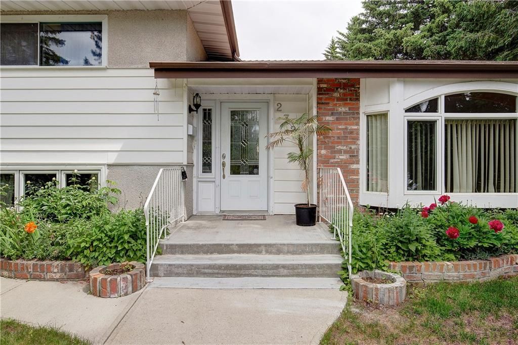 Main Photo: 2728 LIONEL Crescent SW in Calgary: Lakeview Detached for sale : MLS®# C4303178
