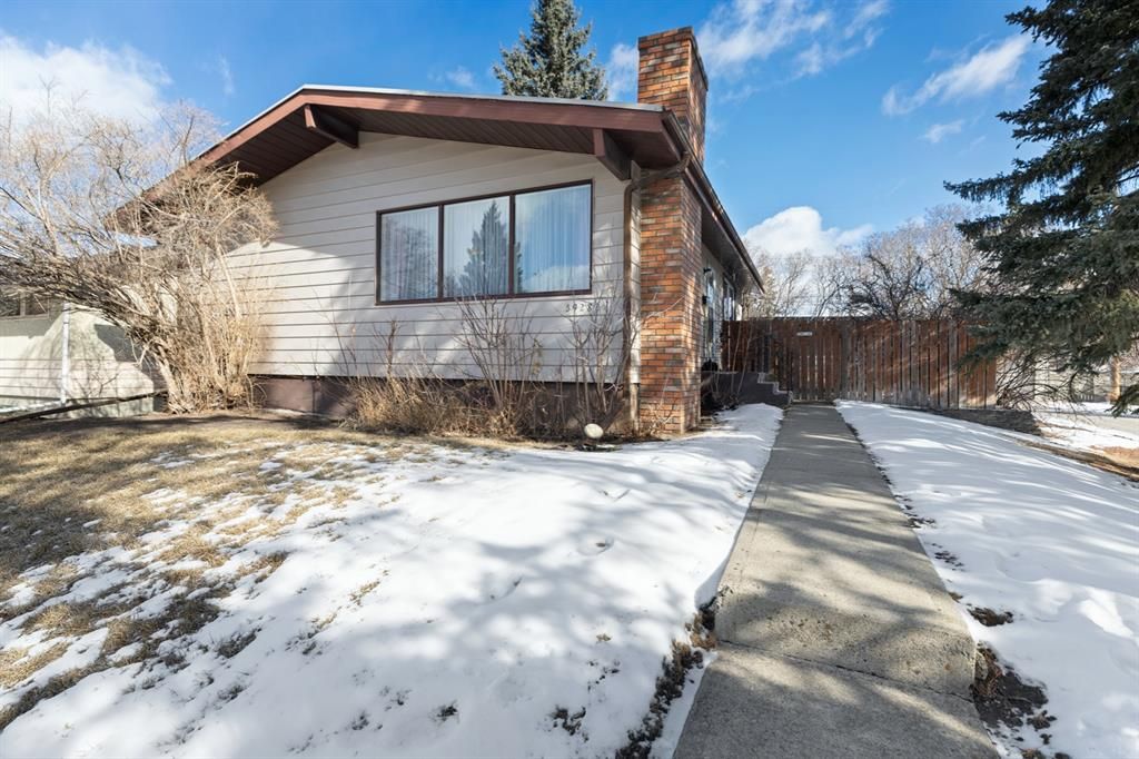 Main Photo: 5928 Lakeview Drive SW in Calgary: Lakeview Detached for sale : MLS®# A1191845