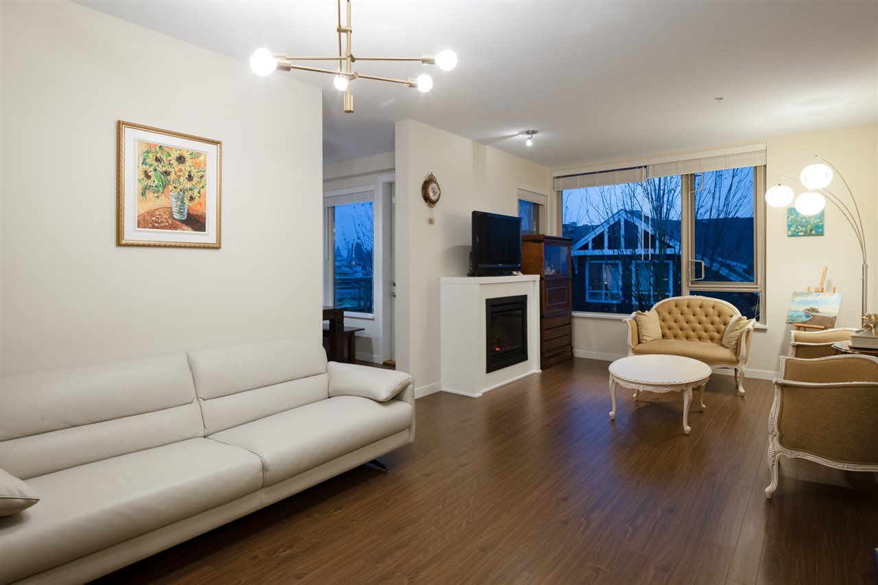 Main Photo: 305 119 W 22ND STREET in North Vancouver: Central Lonsdale Condo for sale : MLS®# R2419314