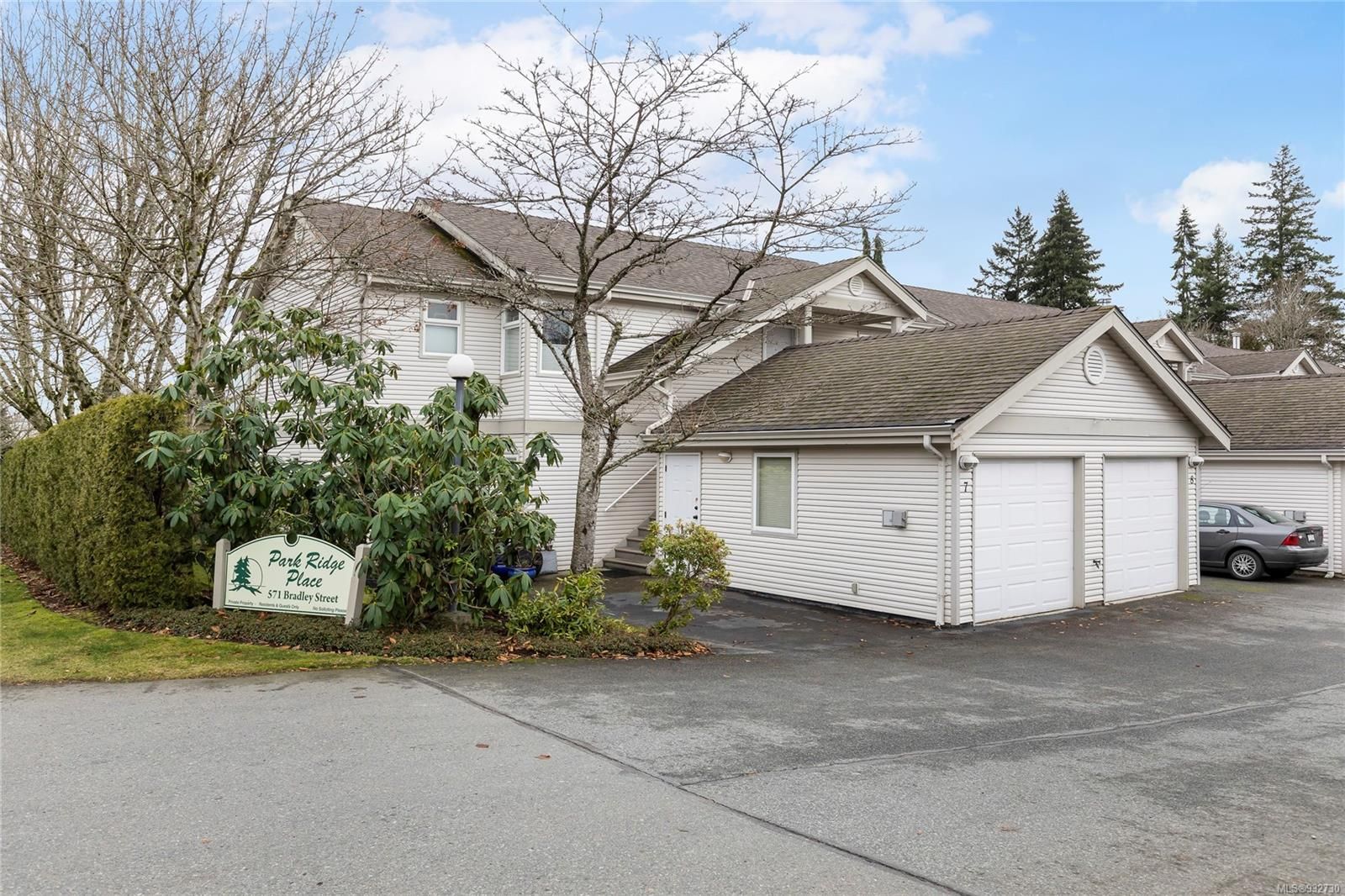 Main Photo: 8 571 Bradley St in Nanaimo: Na Central Nanaimo Row/Townhouse for sale : MLS®# 932730