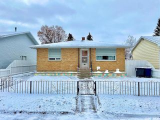 Photo 1: 405 W Avenue South in Saskatoon: Meadowgreen Residential for sale : MLS®# SK913669