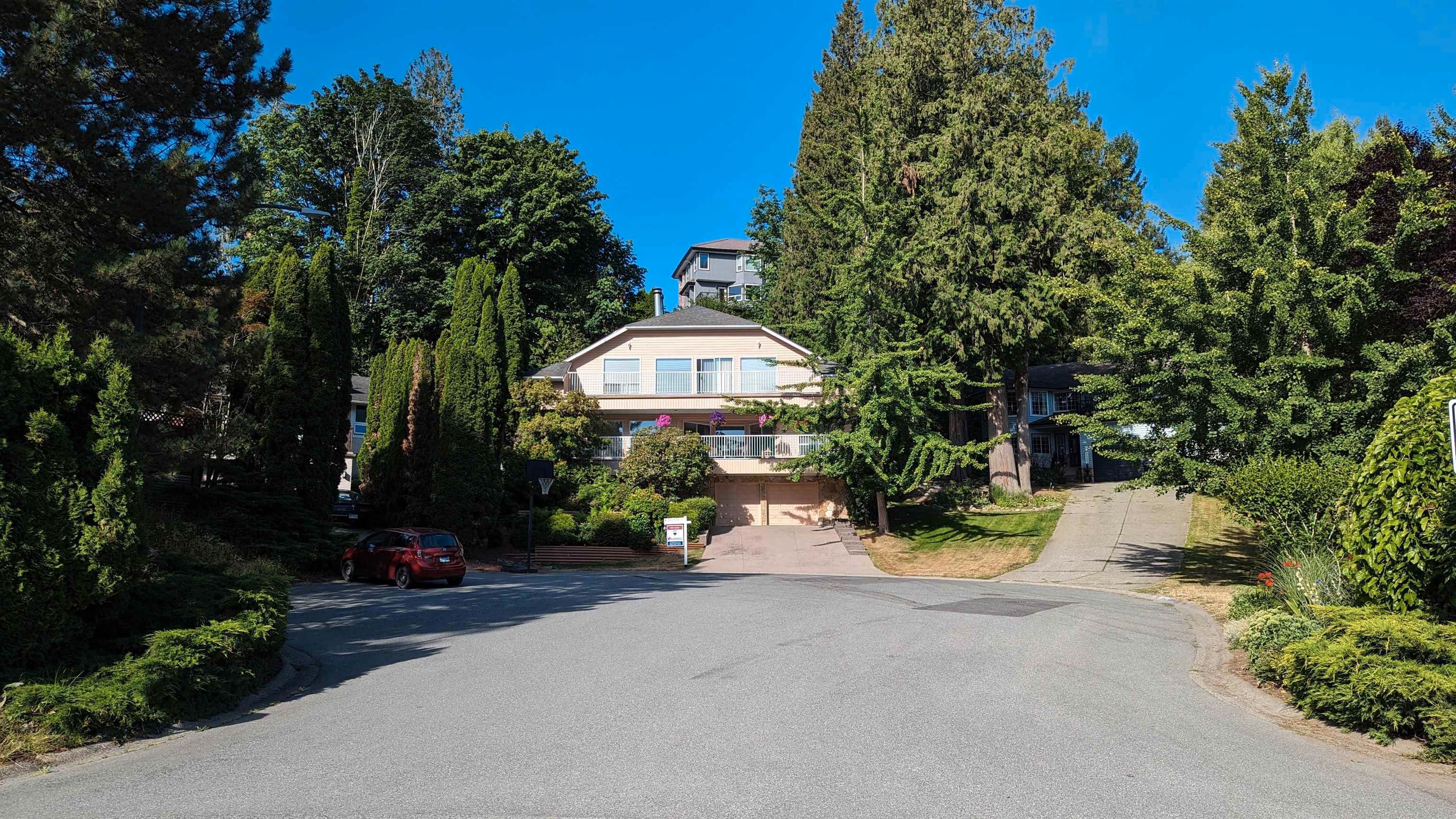 Main Photo: 2211 MOUNTAIN Drive in Abbotsford: Abbotsford East House for sale in "Mountain Village" : MLS®# R2807765