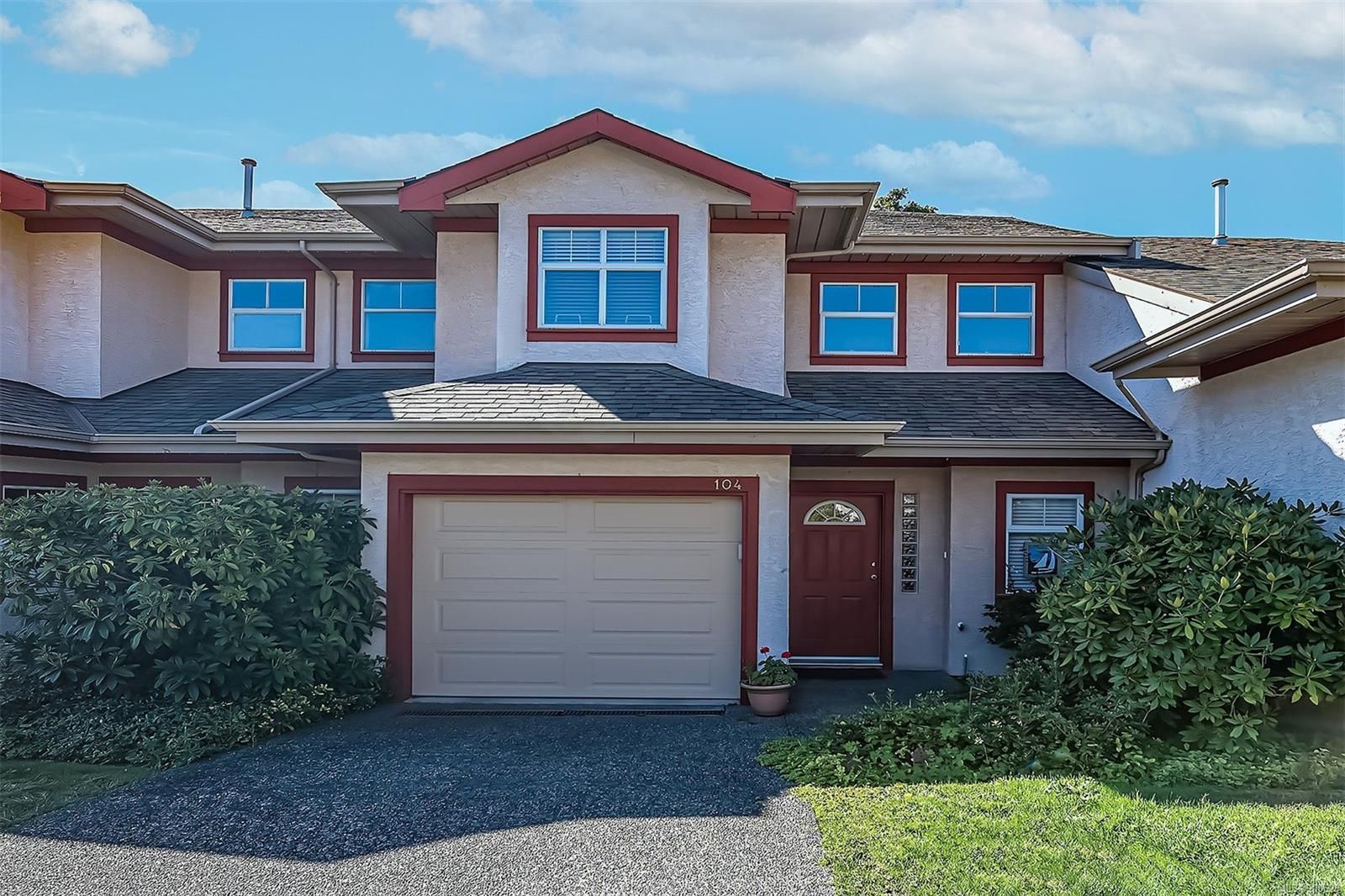 Main Photo: 104 1110 Willow St in Saanich: SE Lake Hill Row/Townhouse for sale (Saanich East)  : MLS®# 900628