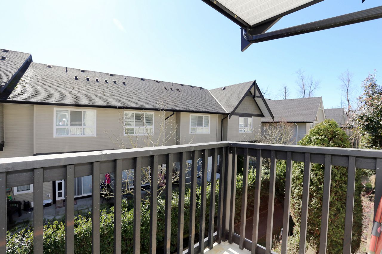 Photo 5: Photos: 105 6747 203 Street in Langley: Willoughby Heights Townhouse for sale in "Sagebrook" : MLS®# R2248266