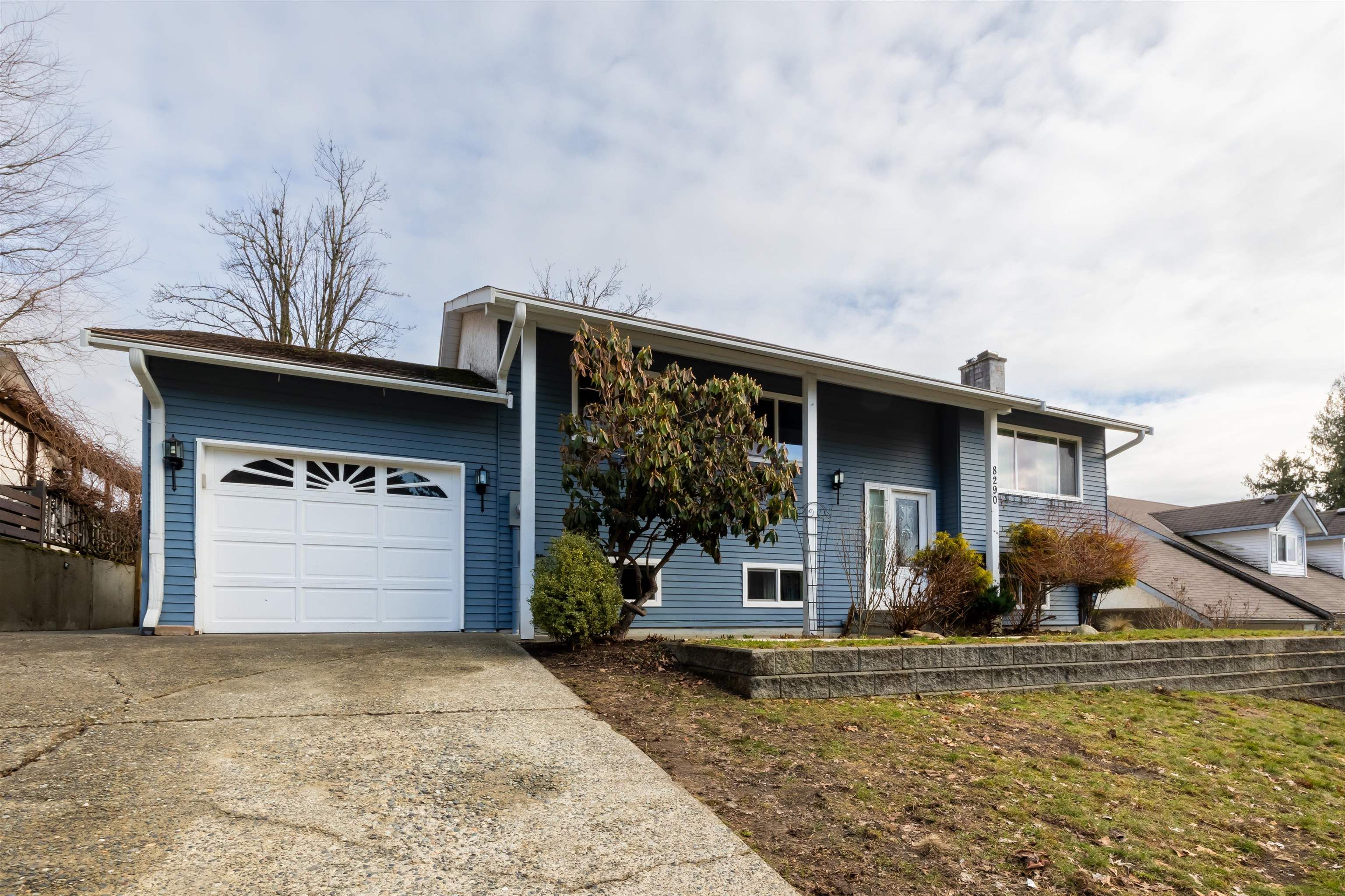 Main Photo: 8290 BLUEBERRY Drive in Mission: Mission BC House for sale : MLS®# R2848030