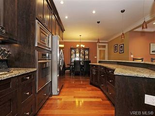 Photo 7: 3835 South Valley Dr in VICTORIA: SW Strawberry Vale House for sale (Saanich West)  : MLS®# 694067