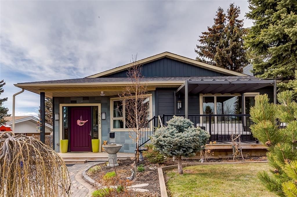 Main Photo: 2704 CRAWFORD Road NW in Calgary: Charleswood Detached for sale : MLS®# C4241223