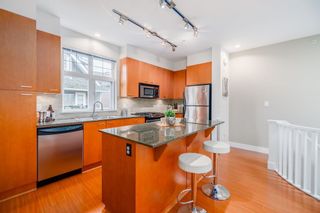 Photo 3: 2284 ST. GEORGE Street in Vancouver: Mount Pleasant VE Townhouse for sale in "VANTAGE" (Vancouver East)  : MLS®# R2313489
