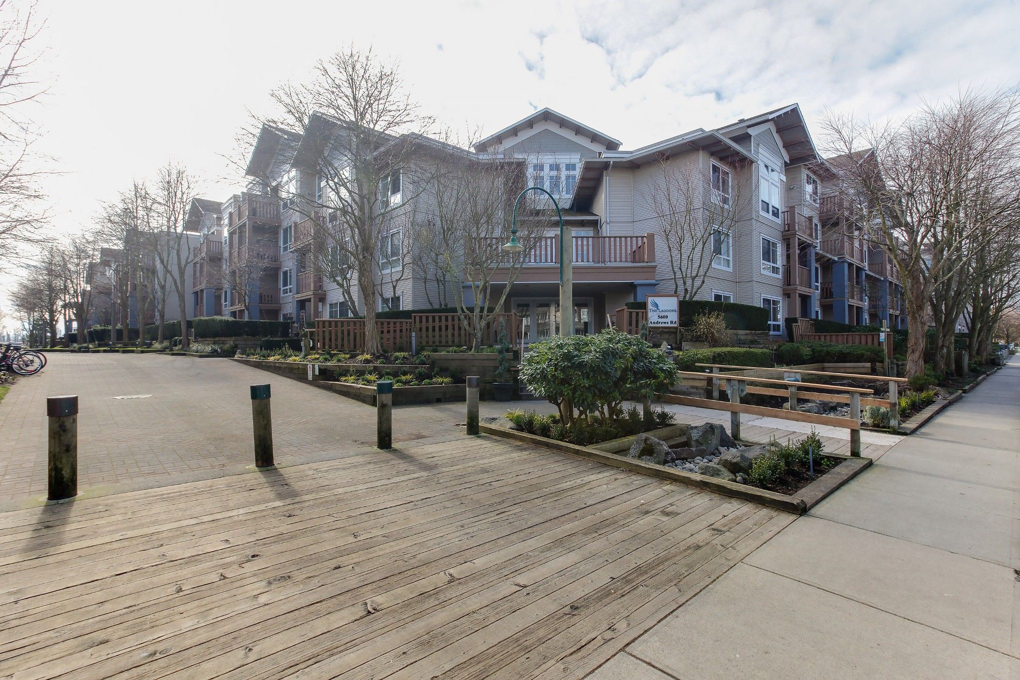 Main Photo: 105 5600 ANDREWS Road in Richmond: Steveston South Condo for sale in "THE LAGOONS" : MLS®# R2246426