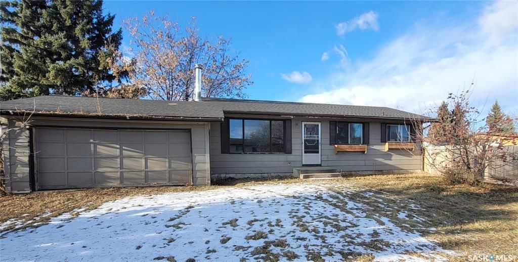 Main Photo: 16 Evans Place in Meadow Lake: Residential for sale : MLS®# SK952859