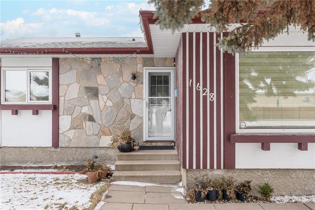 Main Photo: 1628 Jefferson Avenue in Winnipeg: Maples Residential for sale (4H)  : MLS®# 202332022
