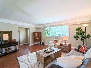 Photo 1: 1327 Dunsterville Ave in Saanich: SW Strawberry Vale House for sale (Saanich West)  : MLS®# 908318