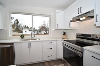 Photo 11: 206 Oakmoor Place SW in Calgary: Oakridge Detached for sale : MLS®# A2034491