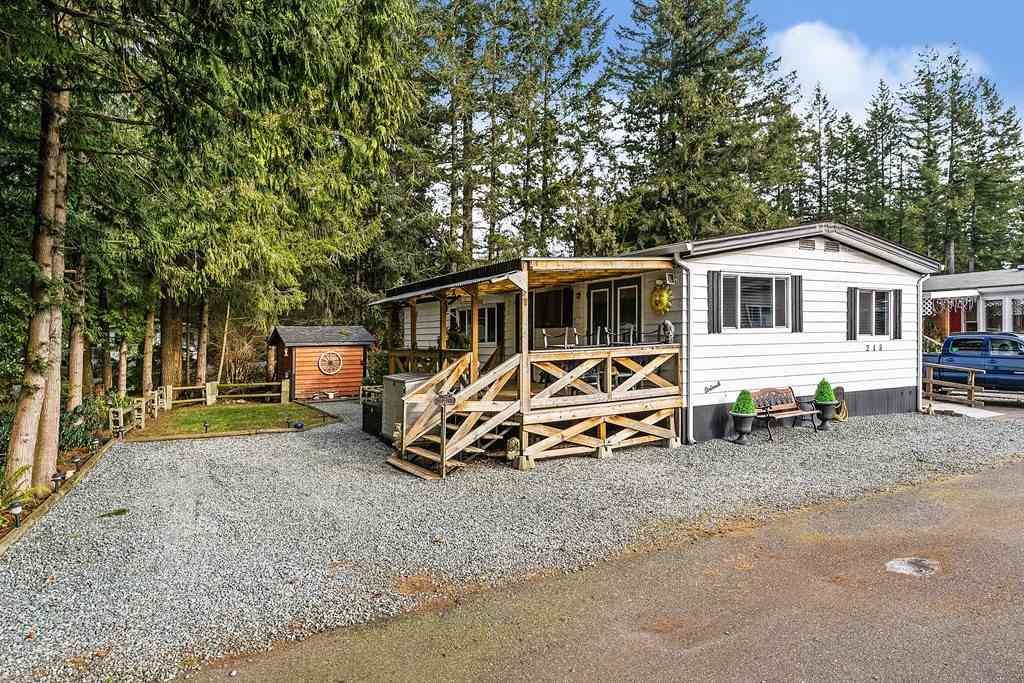 Main Photo: 215 20071 24 Avenue in Langley: Brookswood Langley Manufactured Home for sale in "Fernridge Park" : MLS®# R2538356