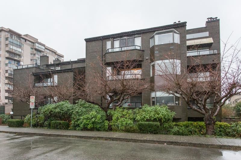 Main Photo: 303 1340 DUCHESS Avenue in West Vancouver: Ambleside Condo for sale in "Duchess Lane" : MLS®# R2636586