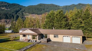 Photo 1: 2689 SUTHERLAND Road: Agassiz House for sale : MLS®# R2835432