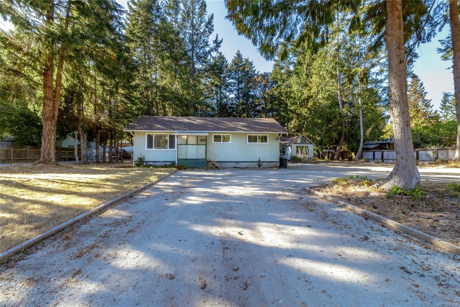 Main Photo: 211 Martindale Rd in Parksville: PQ Parksville House for sale (Parksville/Qualicum)  : MLS®# 935766