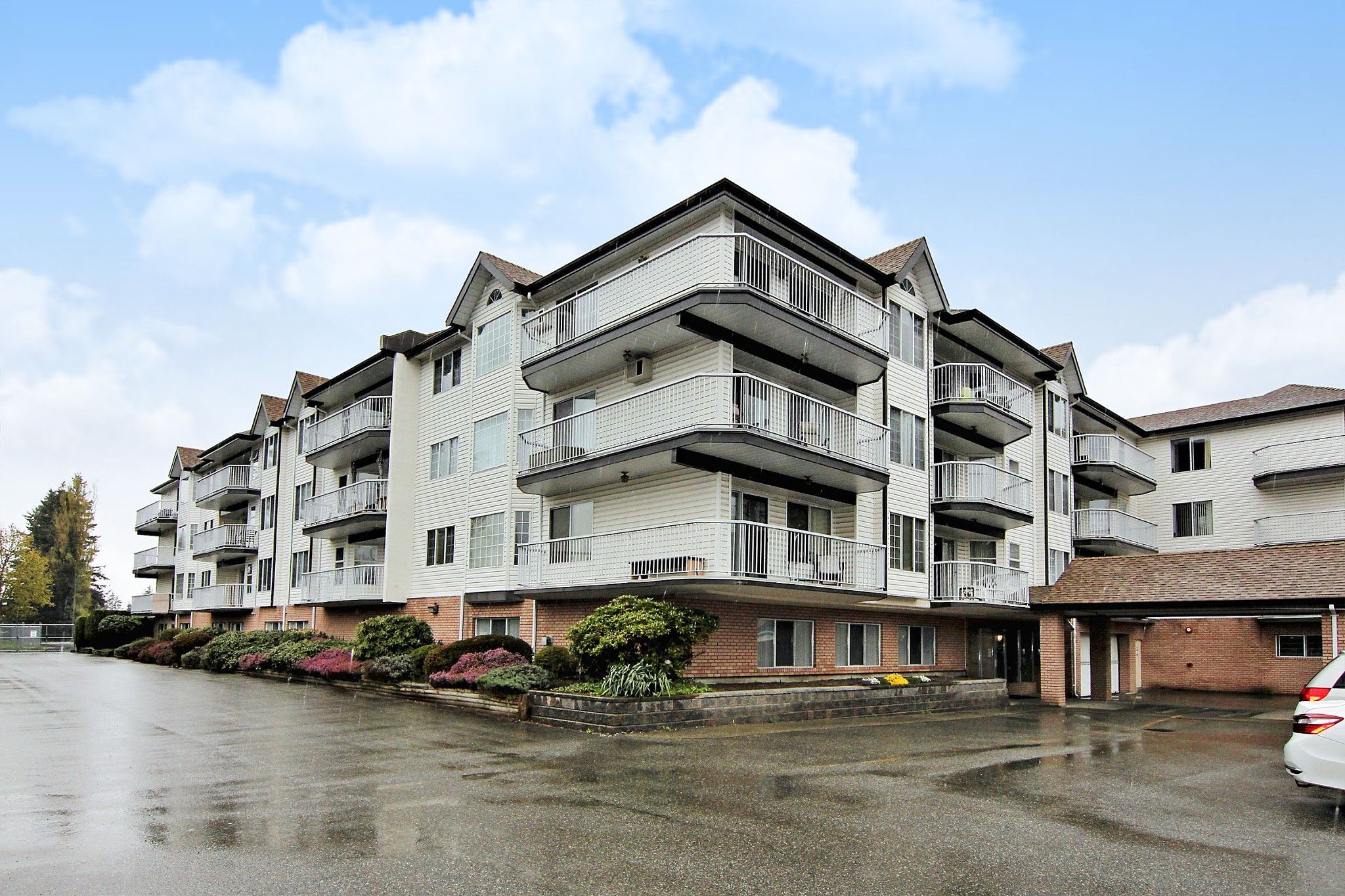 Main Photo: 207 33535 KING Road in Abbotsford: Poplar Condo for sale in "CENTRAL HEIGHTS MANOR" : MLS®# R2357537