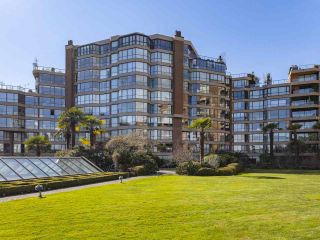 Photo 1: 605 1490 PENNYFARTHING Drive in Vancouver: False Creek Condo for sale in "Harbour Cove Three" (Vancouver West)  : MLS®# R2352893