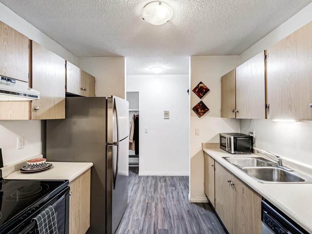 Main Photo: 205 611 8 Avenue NE in Calgary: Renfrew Apartment for sale : MLS®# C4303070