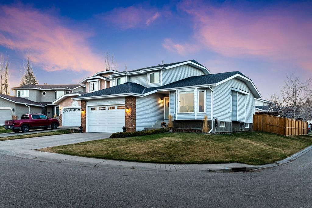 Main Photo: 128 Woodford Close SW in Calgary: Woodbine Detached for sale : MLS®# A2043577