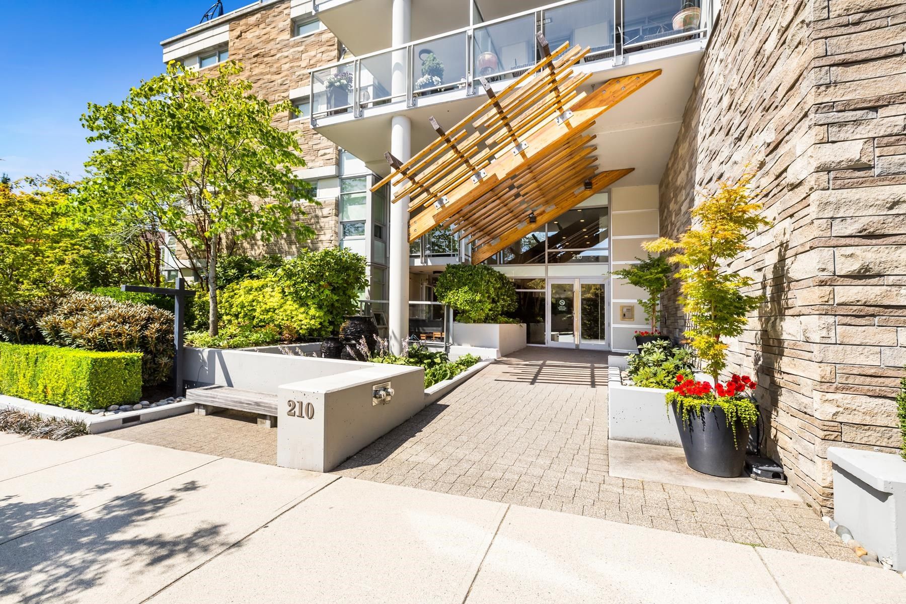 Main Photo: 102 210 W 13TH STREET in North Vancouver: Central Lonsdale Condo for sale : MLS®# R2797681