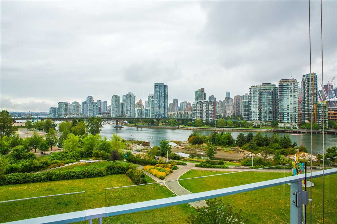 Main Photo: 606 1616 COLUMBIA STREET in Vancouver: False Creek Condo for sale (Vancouver West)  : MLS®# R2085306