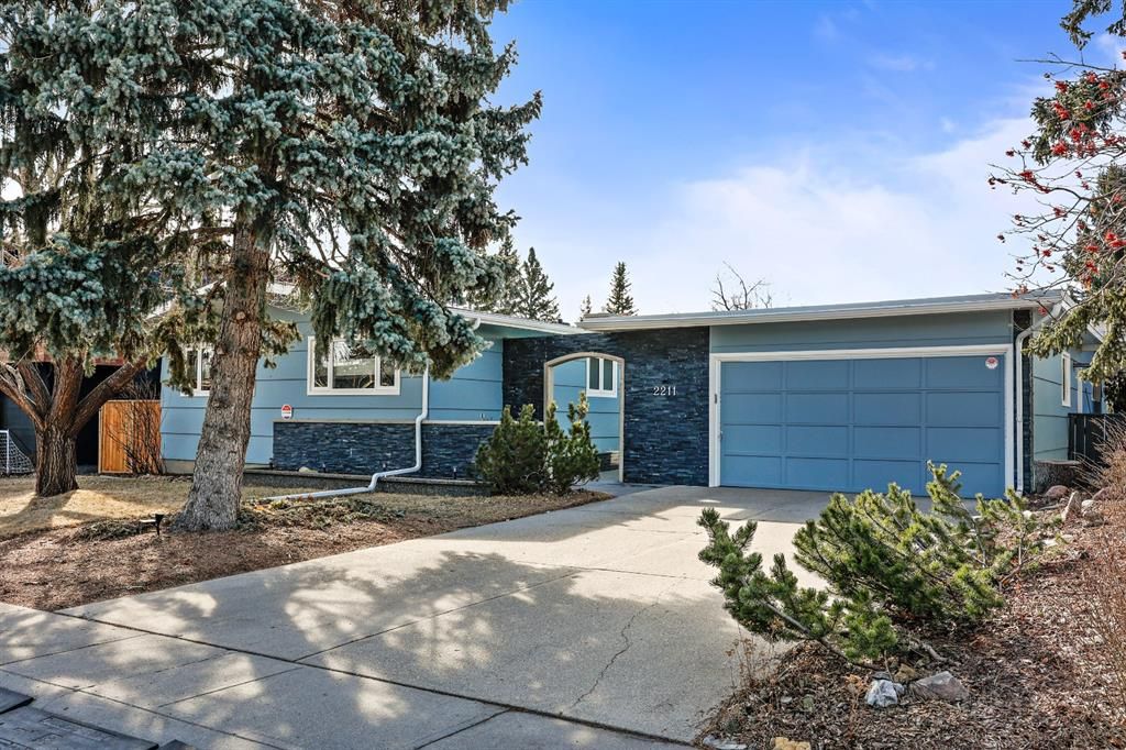 Main Photo: 2211 Lancing Avenue SW in : North Glenmore Park Detached for sale : MLS®# A1202422