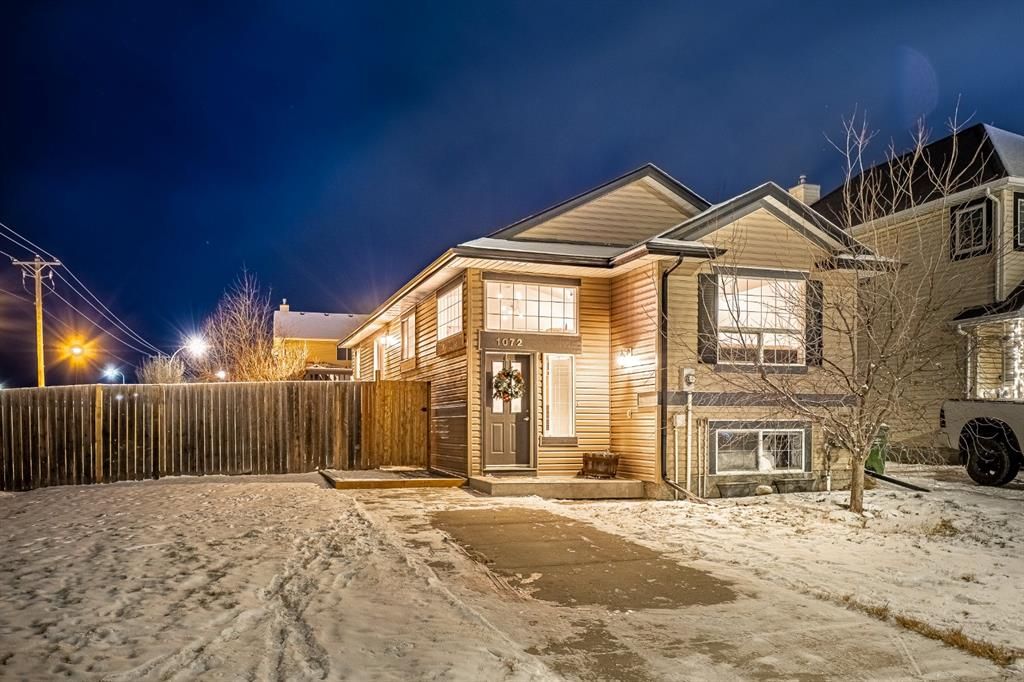Main Photo: 1072 Bridlemeadows Manor SW in Calgary: Bridlewood Detached for sale : MLS®# A1165645