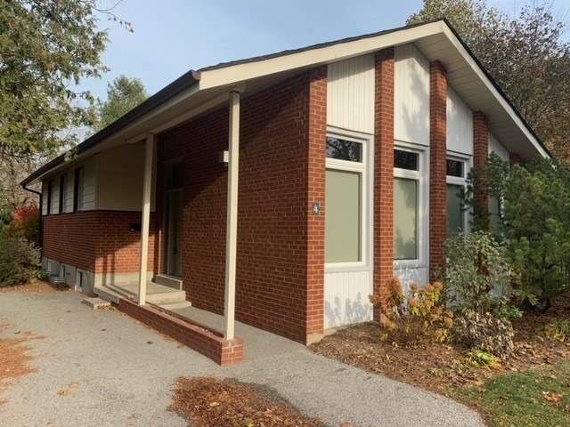 Main Photo: 4 North Hills Terrace in Toronto: Banbury-Don Mills House (Bungalow) for lease (Toronto C13)  : MLS®# C4980926