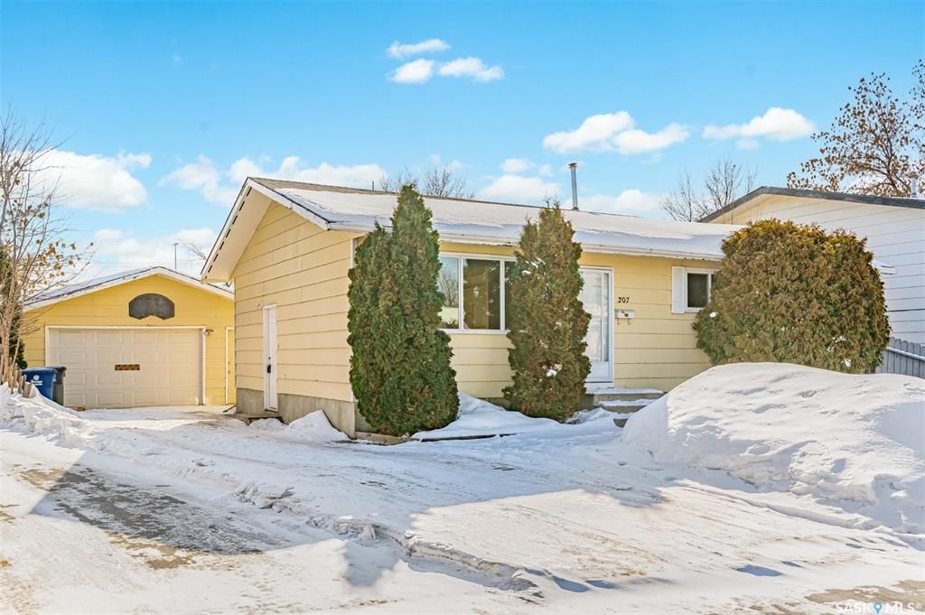 Main Photo: 207 Michener Crescent in Saskatoon: Pacific Heights Residential for sale : MLS®# SK922467